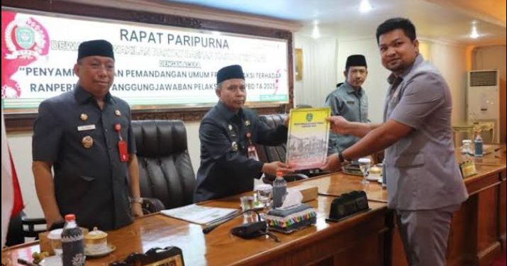 Bupati Tapin H Yamani saat menyerahkan dokumen Raperda Pertanggungjawaban APBD 2025. (foto : istimewa)