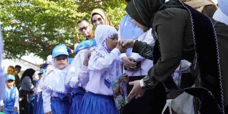 Bunda PAUD Banjarmasin Hj Neli Listriani saat kunjungan ke TK Pembina Negeri Banjarmasin Barat. (foto : shn/seputaran)
