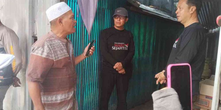 Pihak Disperdagin Banjarmasin bersama Pertamina saat meminta keterangan Masrani, pengelola pangkalan gas. (foto : shn/seputaran)