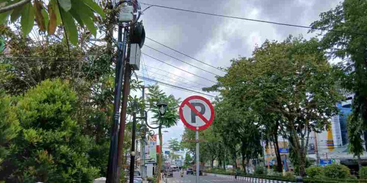 Kabel optik yang menggantung akan dipindah ke bawah tanah. (foto : shn/seputaran)
