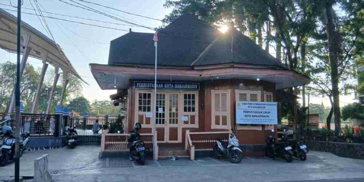 Tampak bagus dari luar ternyata tiang pondasi Perpustakaan Banjarmasin ini banyak yang hilang. (foto : shn/seputaran)