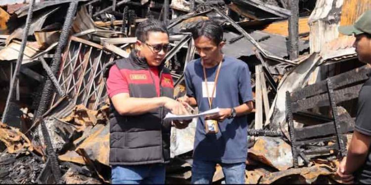 Petugas saat mendata jumlah bangunan yang terbakar di Pasar Lima. (foto : shn/seputaran)