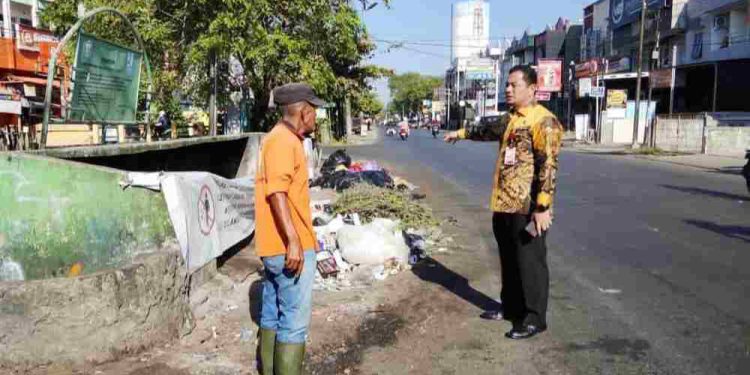Sekdako Banjarmasin Ichrom Muftezar saat memantau di salah satu TPS. (foto : shn/seputaran)