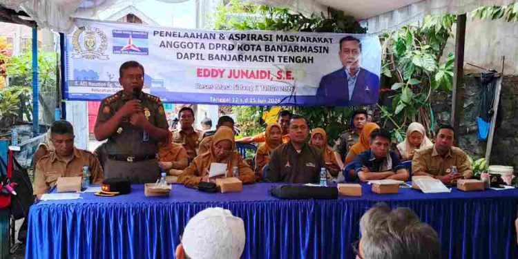 Anggota DPRD Banjarmasin Eddy Junaidi saat reses di Kampung Gedang. (foto : smr)