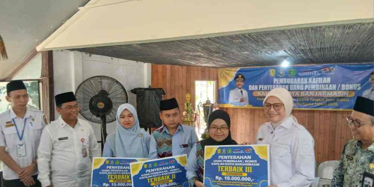 Wakil Walikota Banjarmasin Hj Ananda saat menyerahkan bonus kepada kafilah Banjarmasin yang berprestasi di MTQ. (foto : shn/seputaran)