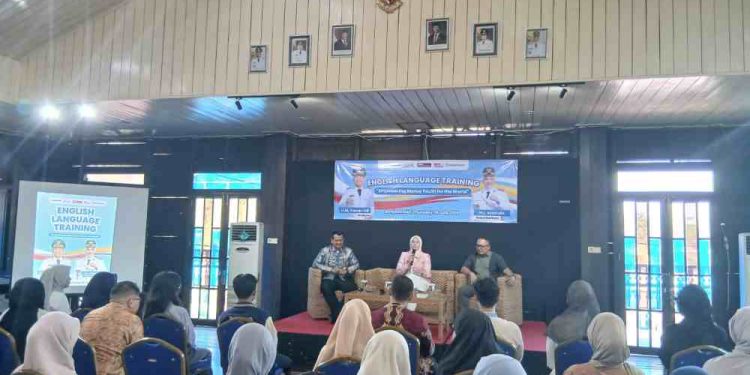 Wakil Walikota Banjarmasin Hj Ananda saat membuka kegiatan English Language Training bertema "Empowering Banua Youth for the World. (foto : shn/seputaran)