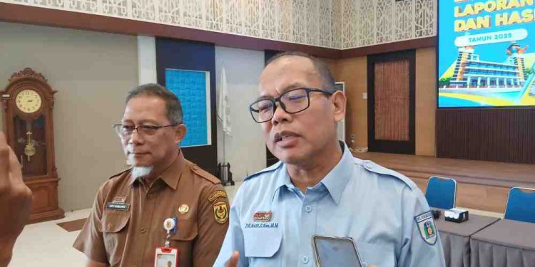 Komisaris Utama PAM Bandarmasih Edy Wibowo dan Dirut PAM Bandarmasih Zulbadi saat diwawancarai. (foto : shn/seputaran)