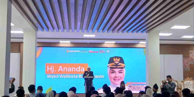 Wakil Walikota Banjarmasin Hj Ananda sambutan pada kegiatan sosialisasi dan workshop Redesign Eco Creative. (foto : shn/seputaran)