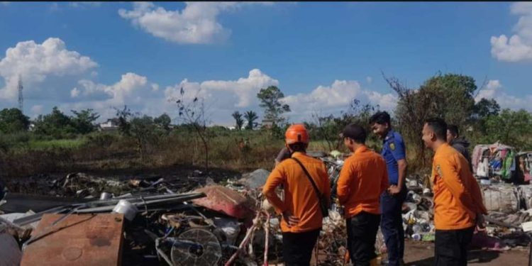 Petugas BPBD Banjarmasin saat berjaga di titik panas mencegah terjadinya kebakaran lahan. (foto : shn/seputaran)