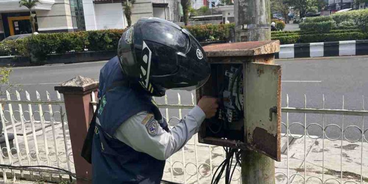 Petugas PJU saat mengatur operasional PJU. (foto : shn/seputaran)