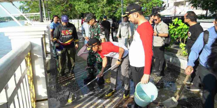 Walikota Banjarmasin HM Yamin saat membersihkan Siring bersama Forkopimda. (foto : shn/seputaran)
