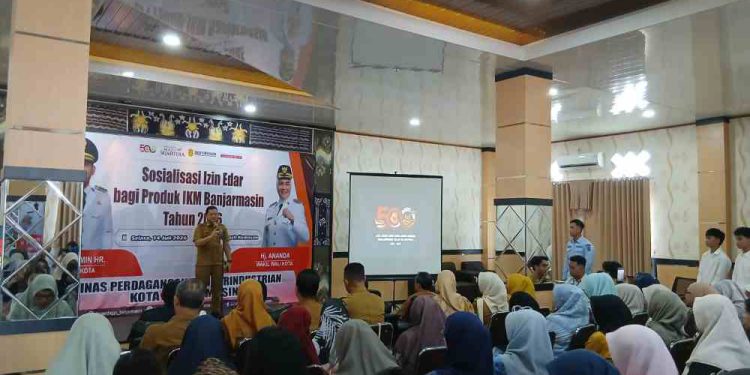 Sekdako Banjarmasin Ichrom Muftezar saat memberikan sambutan pada sosialisasi izin edar. (foto : shn/seputaran)