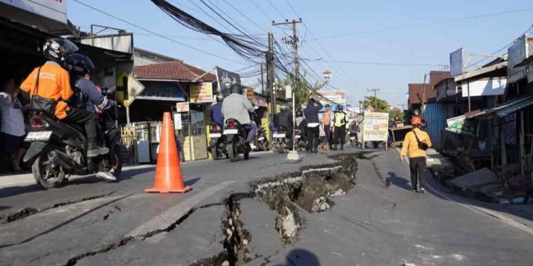 Jalan Veteran yang ambles yang mengakibatkan lalu lintas terganggu. (foto : shn/seputaran)