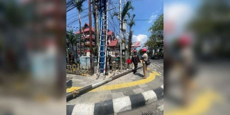 Penataan kabel utilitas telekomunikasi di Simpang Empat Kantor Pos. (foto : shn/seputaran)