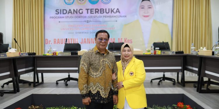 Hj Raudathul Jannah atau Acil Odah bersama suami H Sahbirin Noor berfoto usai ujian disertasi. (foto : istimewa)