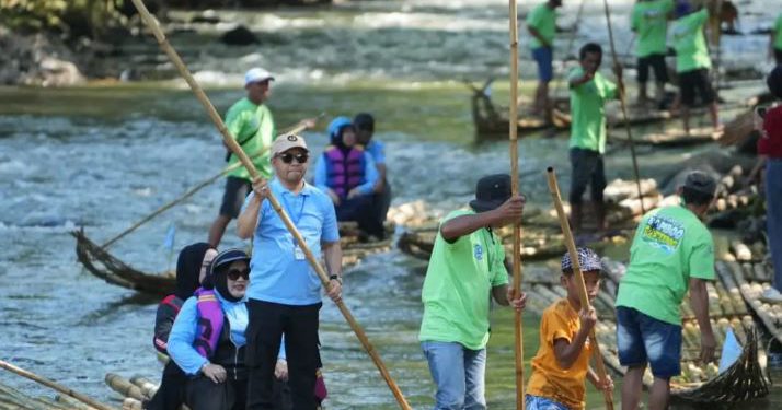 Bupati Tapin H Yamani saat mencoba Bamboo Rafting Loksado. (foto : istimewa)