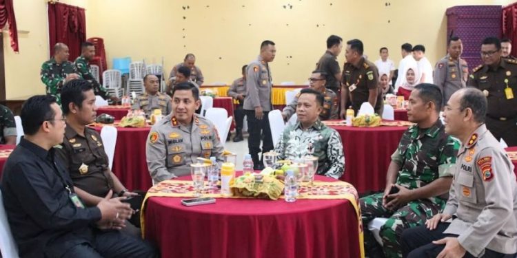 Bupati Tapin H Yamani saat hadir di kegiatan Coffee Morning Forkopimda yang digelar di Aula Namora Polres Tapin. (foto : istimewa)
