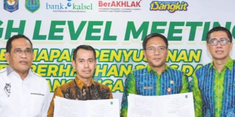 Dirut Bank Kalsel Fachrudin dan Bupati HSU Syahrujani foto bersama usai HLM. (foto : istimewa)