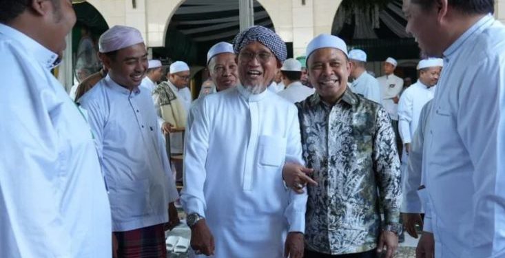 Bupati Tapin H Yamani saat menghadiri Haul ke-4 KH Imansyah Amir di Pondok Pesantren Assunniyyah Tambarangan. (foto : istimewa)
