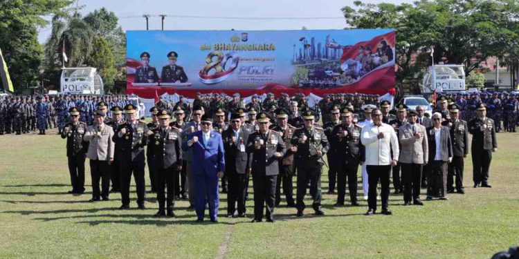 Gubernur Kalsel H Muhidin foto bersama Forkopimda usai upacara dan syukuran Hari Bhayangkara ke-80. (foto : adpim kalsel)