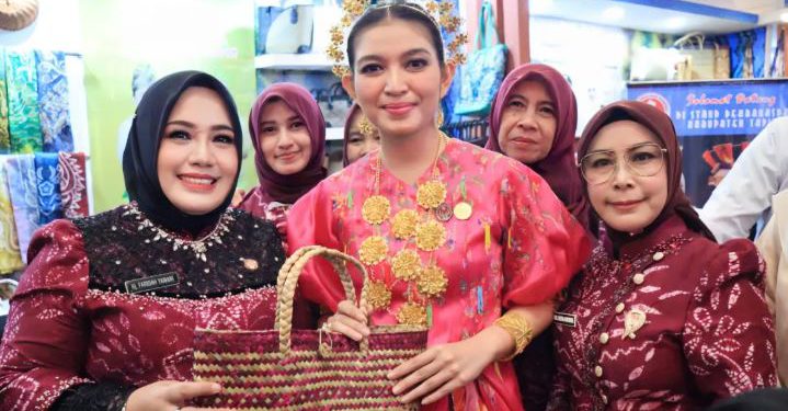 Istri Wapres RI Selfi Raka Bumingraka foto bersama Ketua Dekranasda Tapin Hj Faridah Yamani di Stand Dekranasda Tapin. (foto : istimewa)