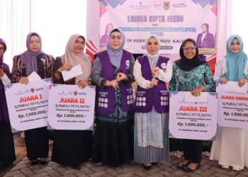 Hj Fathul Jannah Muhidin Serahkan Hadiah Apresiasi dari Bank Kalsel kepada Pemenang Lomba Cipta Menu PMT Balita