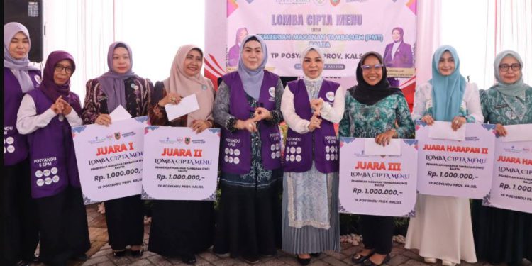 Ketua Tim Pembina Posyandu Kalsel Hj Fathul Jannah Muhidin menyerahkan hadiah apresiasi dari Bank Kalsel kepada para pemenang Lomba Cipta Menu PMT Balita. (foto : istimewa)