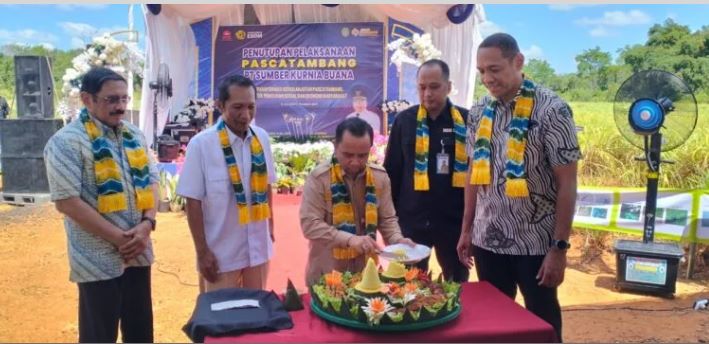 Bupati Tapin H Yamani potong tumpeng sebagai tanda menutup resmi pelaksanaan pasca tambang PT SKB. (foto : istimewa)