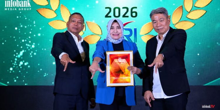 Penghargaan yang diterima padsa kegiatan Mid-Year Economic Outlook
2026 di Hotel Indonesia Kempinski Jakarta. (foto : Bank Kalsel)