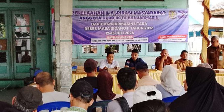 Anggota DPRD Banjarmasin Rayhan Ananto saat reses menyerap aspirasi warga Jalan Panglima Batur, RT.08, Surgi Mufti, Banjarmasin Utara. (foto : smr)