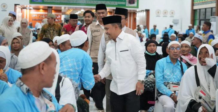 Bupati Tapin H Yamani menyambut kepulangan dan bersalaman dengan jemaah haji Tapin. (foto : istimewa)