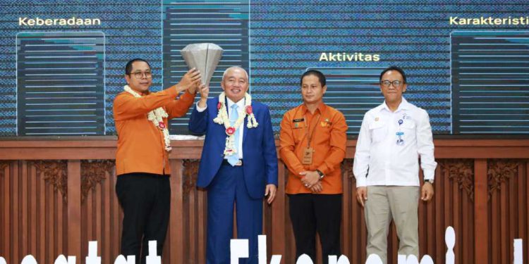 Gubernur Kalsel H Muhidin mengangkat kepingan intan yang disatukan sebagai tanda  Pencanangan Sensus Ekonomi 2026 dimulai. (foto : adpim kalsel)
