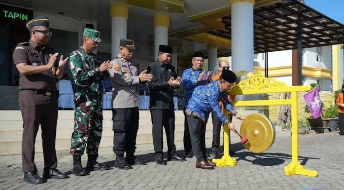 Bupati Tapin H Yamani pukul gong tanda dimulainya sensus ekonomi di Tapin. (foto : istimewa)