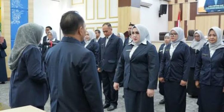 Hj Faridah Yamani saat dikukuhkan menjadi Ketua YKI Tapin. (foto : istimewa)