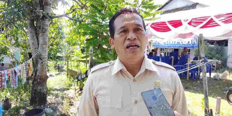 Anggota DPRD Banjarmasin Hari Kartono diwawancara di sela reses. (foto : smr)