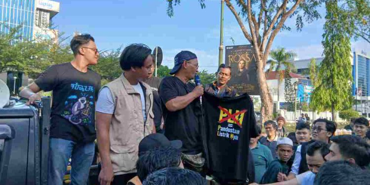 Pendemo bawa baju bertuliskan PLN Pendusta Listrik Nyala saat aksi unjuk rasa. (foto : shn/seputaran)