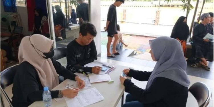 Petugas Disdukcapil Banjarmasin saat melakukan pendataan IKD kepada warga. (foto : shn/seputaran)