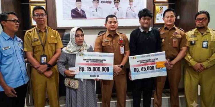 Penyerahan bantuan Kemensos RI. (foto : shn/seputaran)