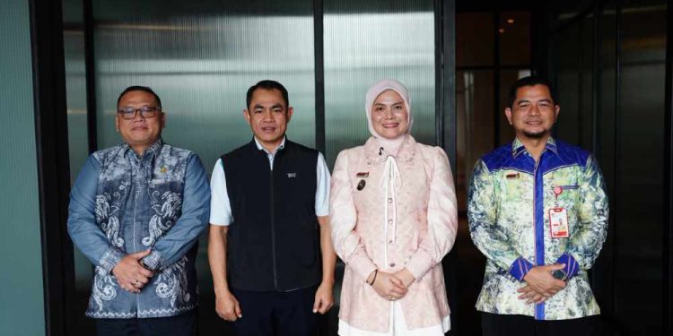 Wakil Walikota Banjarmasin Hj Ananda dan Sekdako Banjarmasin Ichrom Muftezar saat di PLN Pusat. (foto : istimewa)