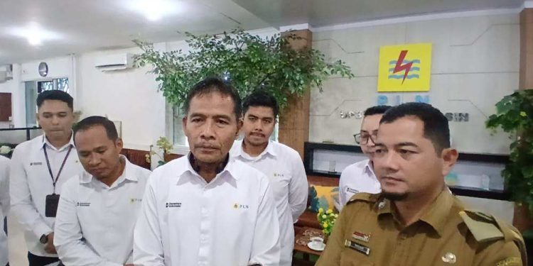 Manager PLN UP3 Banjarmasin Yanuar diwawancara terkait pemadaman listrik bergilir. (foto : shn/seputaran)