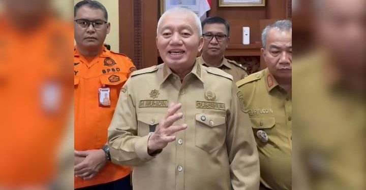 Gubernur Kalsel H Muhidin saat memberi penjelasan dan imbauan terkait pemadam listrik bergilir. (foto : istimewa)