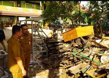 Gagal Lelang, Material Bongkaran Bangunan SDN Mawar 7 Dipindah ke Jalan Gubernur Soebarjo