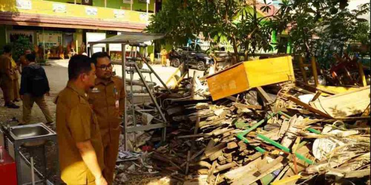 Sekdako Banjarmasin Ichrom Muftezar saat melihat material bongkaran SDN Mawar 7. (foto : shn/seputaran)