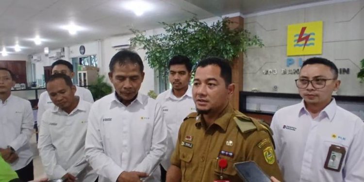 Sekdako Banjarmasin Ichrom Muftezar diwawancarai usai pertemuan dengan pihak PLN. (foto : shn/seputaran)