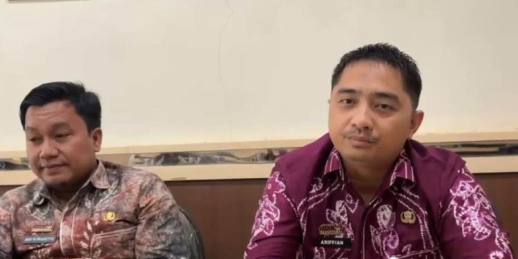 Kabid Pembinaan SD Ariffin Noor Subhani bersama Kasi Kurikulum dan Kesiswaan Disdik Banjarmasin Arif Rahman Prasetyo. (foto : shn/seputaran)