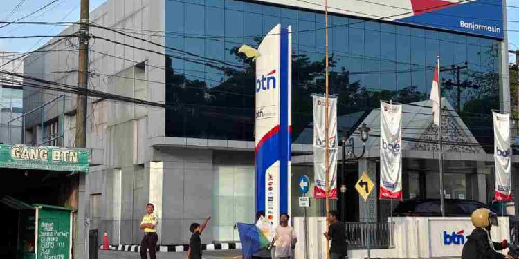 Anak-anak yang bermain layang-layang di jalanan Banjarmasin. (foto : shn/seputaran)