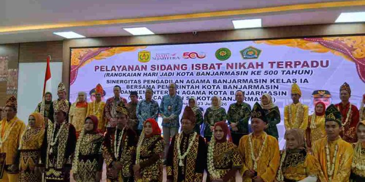 48 Pasangan yang ikut sidang isbat nikah foto bersama di sela kegiatan. (foto : shn/seputaran)