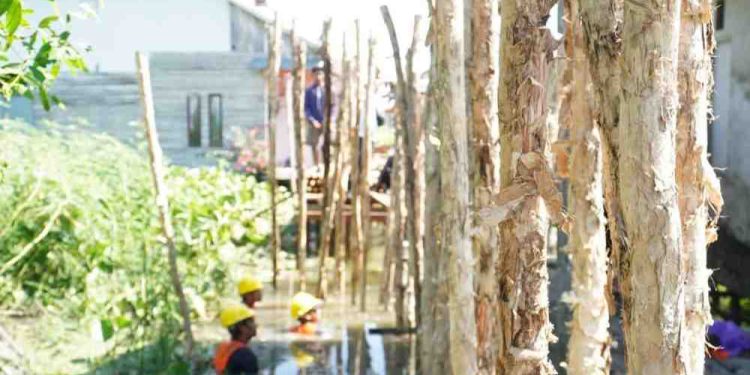 Proses pengerjaan jalan titian Murung Selong. (foto : shn/seputaran)