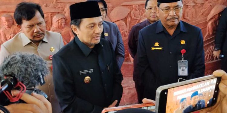 Wagub Kalsel H Hasnuryadi Sulaiman diwawancarai usai paripurna. (foto : istimewa)