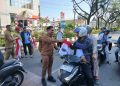 Bersama Walikota dan Wakil Walikota, Bagian Umum Setdako Banjarmasin Turut Bagikan Bendera Merah Putih ke Pengendara